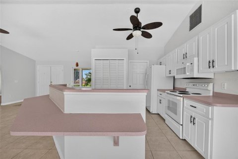 House in Port Charlotte, Florida 3 bedrooms, 124.86 sq.m. № 2393877 - photo 10