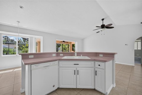 House in Port Charlotte, Florida 3 bedrooms, 124.86 sq.m. № 2393877 - photo 11