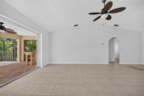 House in Port Charlotte, Florida 3 bedrooms, 124.86 sq.m. № 2393877 - photo 6