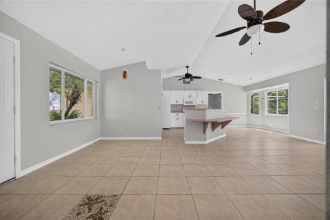 House in Port Charlotte, Florida 3 bedrooms, 124.86 sq.m. № 2393877 - photo 5