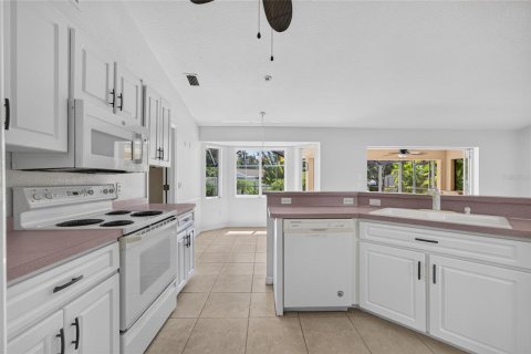 House in Port Charlotte, Florida 3 bedrooms, 124.86 sq.m. № 2393877 - photo 9