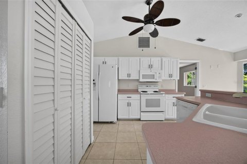 House in Port Charlotte, Florida 3 bedrooms, 124.86 sq.m. № 2393877 - photo 8
