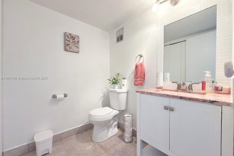 Condo in Miami, Florida, 2 bedrooms  № 1941198 - photo 12