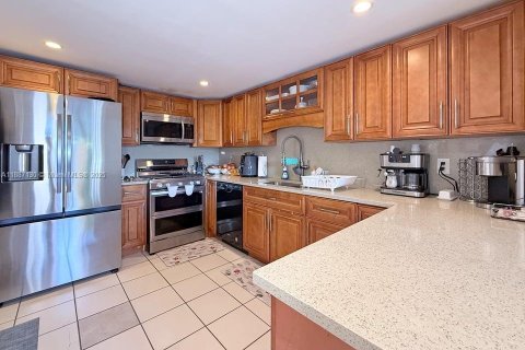 Condo in Miami, Florida, 2 bedrooms  № 1941198 - photo 10