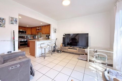 Condo in Miami, Florida, 2 bedrooms  № 1941198 - photo 9