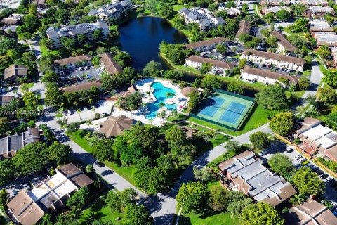 Condo in Miami, Florida, 2 bedrooms  № 1941198 - photo 1
