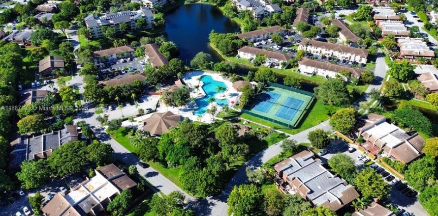 Condo in Miami, Florida, 2 bedrooms № 1941198