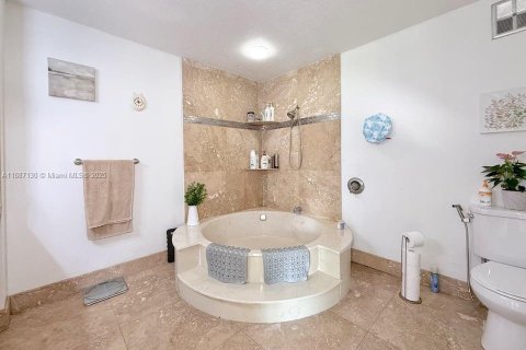 Condo in Miami, Florida, 2 bedrooms  № 1941198 - photo 19