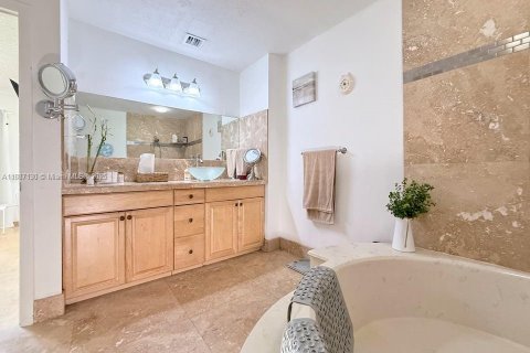 Condo in Miami, Florida, 2 bedrooms  № 1941198 - photo 21