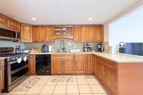 Condo in Miami, Florida, 2 bedrooms  № 1941198 - photo 11
