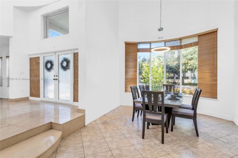 House in Miami Lakes, Florida 5 bedrooms, 329.25 sq.m. № 1710299 - photo 11
