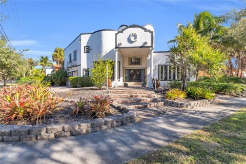 House in Miami Lakes, Florida 5 bedrooms, 329.25 sq.m. № 1710299 - photo 4
