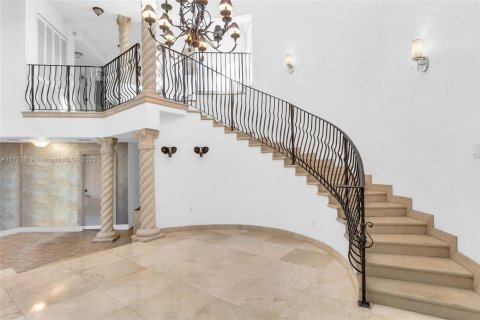 House in Miami Lakes, Florida 5 bedrooms, 329.25 sq.m. № 1710299 - photo 7