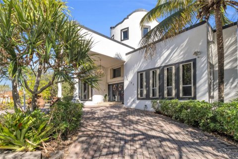 House in Miami Lakes, Florida 5 bedrooms, 329.25 sq.m. № 1710299 - photo 2