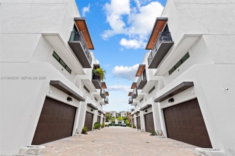 Снять в аренду таунхаус в Форт-Лодердейл, Флорида 3 спальни, 184.69м2, № 2044347 - фото 2