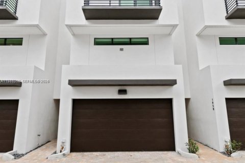 Снять в аренду таунхаус в Форт-Лодердейл, Флорида 3 спальни, 184.69м2, № 2044347 - фото 3