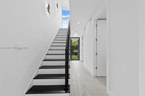 Снять в аренду таунхаус в Форт-Лодердейл, Флорида 3 спальни, 184.69м2, № 2044347 - фото 26