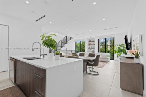 Снять в аренду таунхаус в Форт-Лодердейл, Флорида 3 спальни, 184.69м2, № 2044347 - фото 4