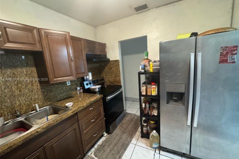 House in Miami, Florida 3 bedrooms, 160.07 sq.m. № 1944209 - photo 14