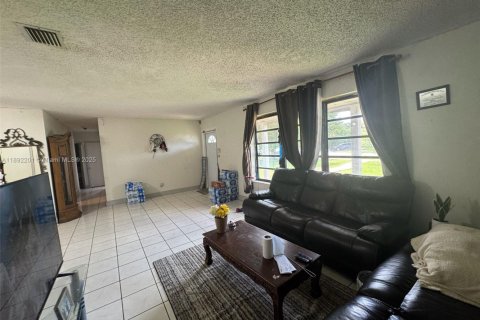 House in Miami, Florida 3 bedrooms, 160.07 sq.m. № 1944209 - photo 8