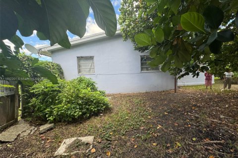 House in Miami, Florida 3 bedrooms, 160.07 sq.m. № 1944209 - photo 30
