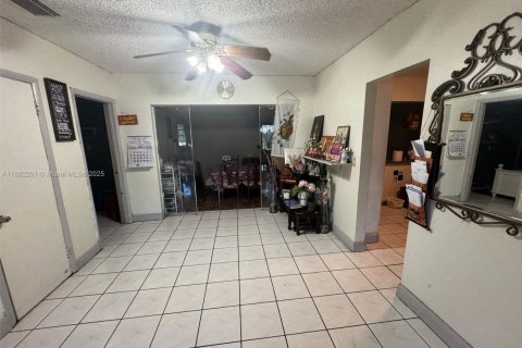 House in Miami, Florida 3 bedrooms, 160.07 sq.m. № 1944209 - photo 9