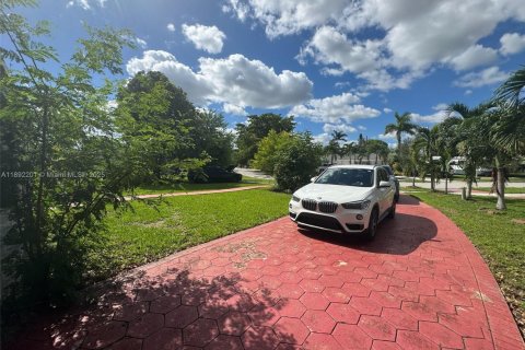 House in Miami, Florida 3 bedrooms, 160.07 sq.m. № 1944209 - photo 4