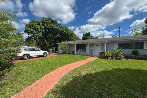 House in Miami, Florida 3 bedrooms, 160.07 sq.m. № 1944209 - photo 2