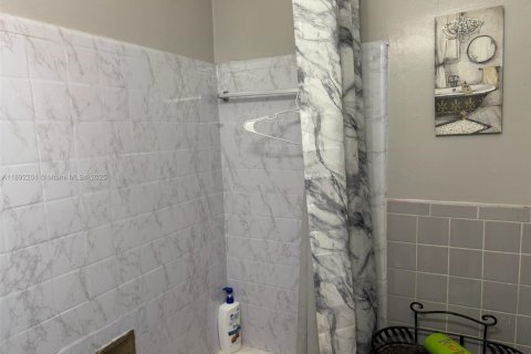 House in Miami, Florida 3 bedrooms, 160.07 sq.m. № 1944209 - photo 23