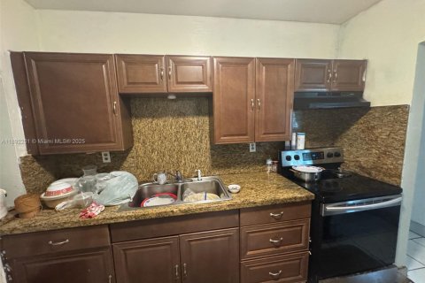 House in Miami, Florida 3 bedrooms, 160.07 sq.m. № 1944209 - photo 12