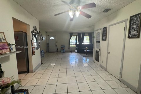 House in Miami, Florida 3 bedrooms, 160.07 sq.m. № 1944209 - photo 7