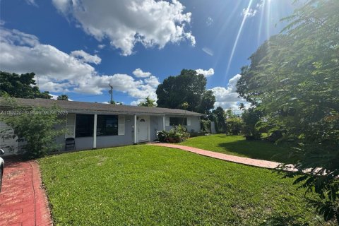 House in Miami, Florida 3 bedrooms, 160.07 sq.m. № 1944209 - photo 3