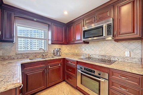 Condominio en venta en Pompano Beach, Florida, 2 dormitorios, 119.84 m2 № 2033128 - foto 10