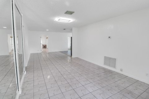 House in Boca Raton, Florida 3 bedrooms, 186.83 sq.m. № 2365728 - photo 6
