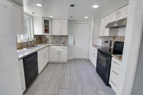 House in Boca Raton, Florida 3 bedrooms, 186.83 sq.m. № 2365728 - photo 12