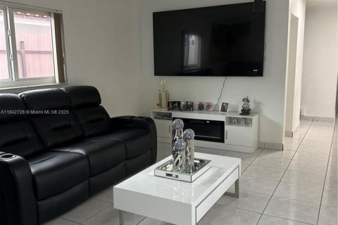 Casa en venta en Hialeah, Florida, 3 dormitorios, 175.59 m2 № 1836192 - foto 10