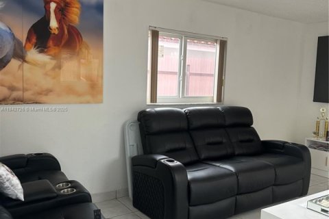 Casa en venta en Hialeah, Florida, 3 dormitorios, 175.59 m2 № 1836192 - foto 2