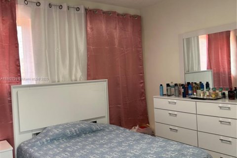 Casa en venta en Hialeah, Florida, 3 dormitorios, 175.59 m2 № 1836192 - foto 7