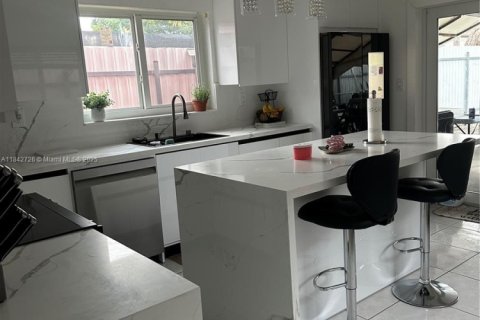 Casa en venta en Hialeah, Florida, 3 dormitorios, 175.59 m2 № 1836192 - foto 4