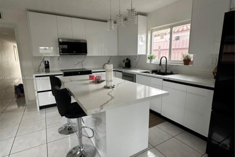 Casa en venta en Hialeah, Florida, 3 dormitorios, 175.59 m2 № 1836192 - foto 5