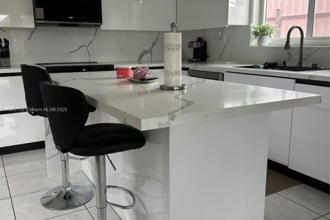 Casa en venta en Hialeah, Florida, 3 dormitorios, 175.59 m2 № 1836192 - foto 3