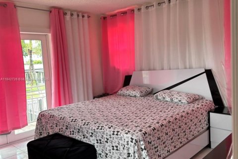 Casa en venta en Hialeah, Florida, 3 dormitorios, 175.59 m2 № 1836192 - foto 9