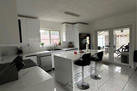 Casa en venta en Hialeah, Florida, 3 dormitorios, 175.59 m2 № 1836192 - foto 6