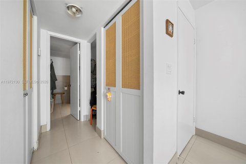 Condo in Miami, Florida, 1 bedroom  № 2042720 - photo 18