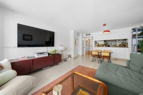 Condo in Miami, Florida, 1 bedroom  № 2042720 - photo 11
