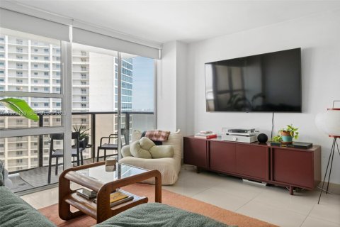 Condo in Miami, Florida, 1 bedroom  № 2042720 - photo 9