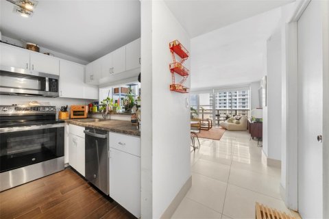 Condo in Miami, Florida, 1 bedroom  № 2042720 - photo 4