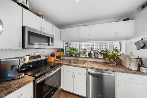 Condo in Miami, Florida, 1 bedroom  № 2042720 - photo 13