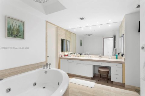 Condo in Aventura, Florida, 2 bedrooms  № 1874842 - photo 25