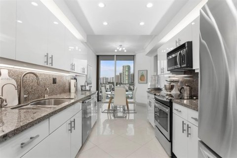 Condo in Aventura, Florida, 2 bedrooms  № 1874842 - photo 11